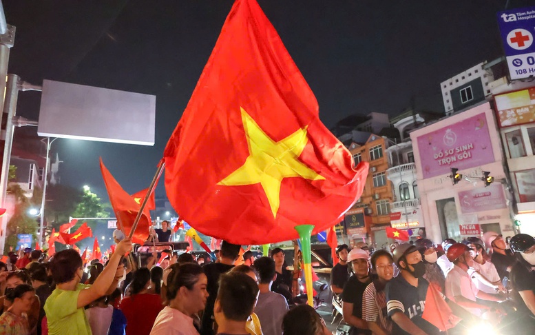 Cổ động viên hân hoan xuống đường mừng chiến thắng của Đội tuyển Việt Nam