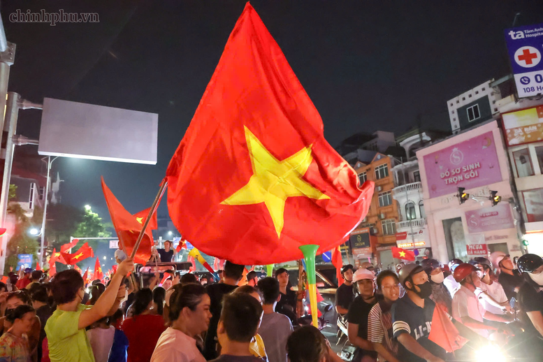 Cổ động viên hân hoan xuống đường mừng chiến thắng của Đội tuyển Việt Nam- Ảnh 10.