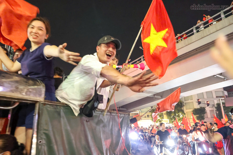 Cổ động viên hân hoan xuống đường mừng chiến thắng của Đội tuyển Việt Nam- Ảnh 8.