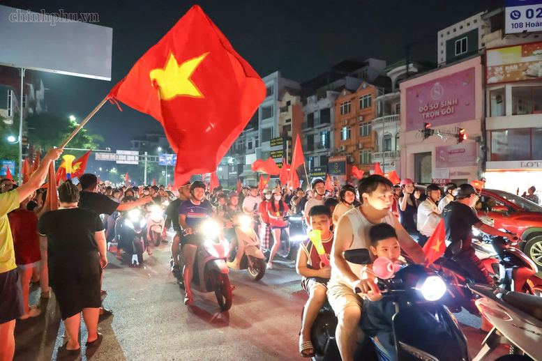 Cổ động viên hân hoan xuống đường mừng chiến thắng của Đội tuyển Việt Nam- Ảnh 7.