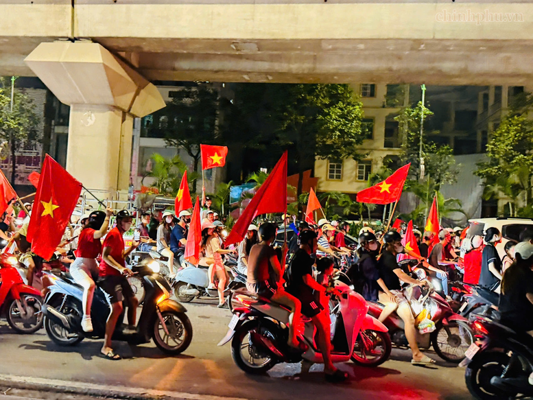 Cổ động viên hân hoan xuống đường mừng chiến thắng của Đội tuyển Việt Nam- Ảnh 4.