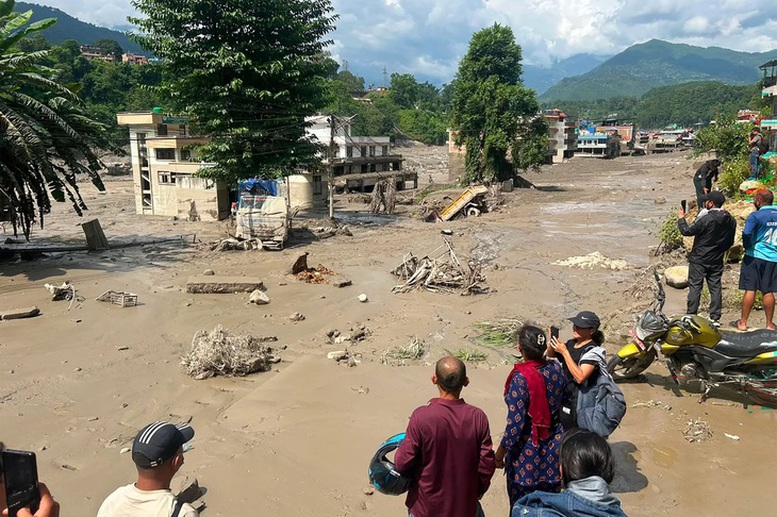 Việt Nam gửi điện thăm hỏi Trung Quốc và Nepal về thiên tai- Ảnh 2.