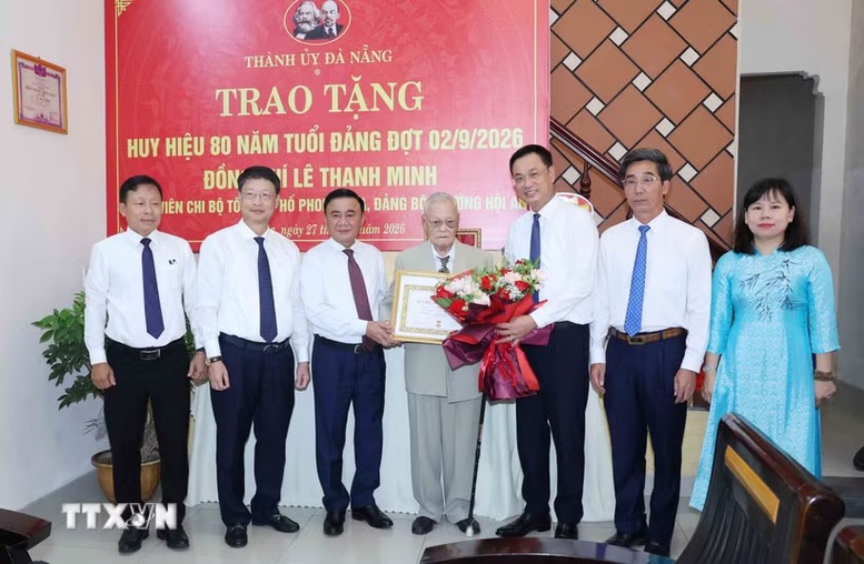 Thường trực Ban Bí thư Trần Cẩm Tú trao tặng Huy hiệu 80 năm tuổi Đảng cho đảng viên lão thành tại Đà Nẵng- Ảnh 1.