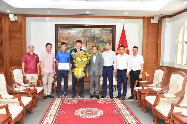 Thủ tướng Chính phủ tặng quà, động viên Đội tuyển bóng đá nam quốc gia- Ảnh 2.