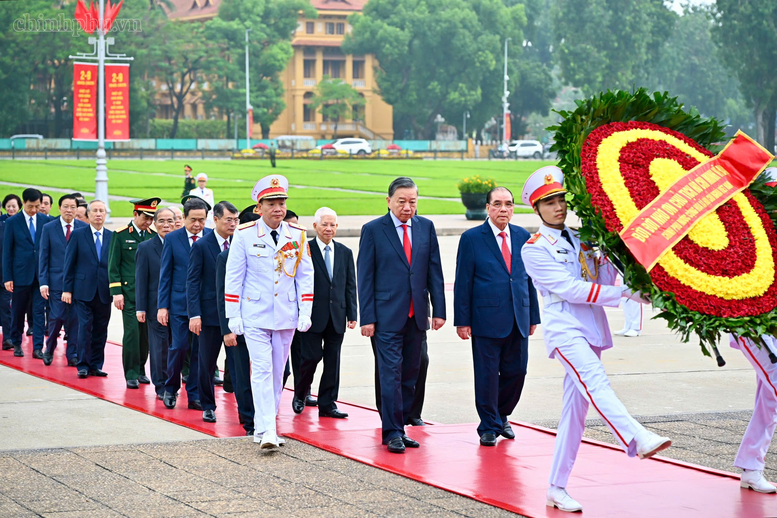 81 năm Quốc kh&aacute;nh: L&atilde;nh đạo Đảng, Nh&agrave; nước v&agrave;o Lăng viếng Chủ tịch Hồ Ch&iacute; Minh- Ảnh 1.
