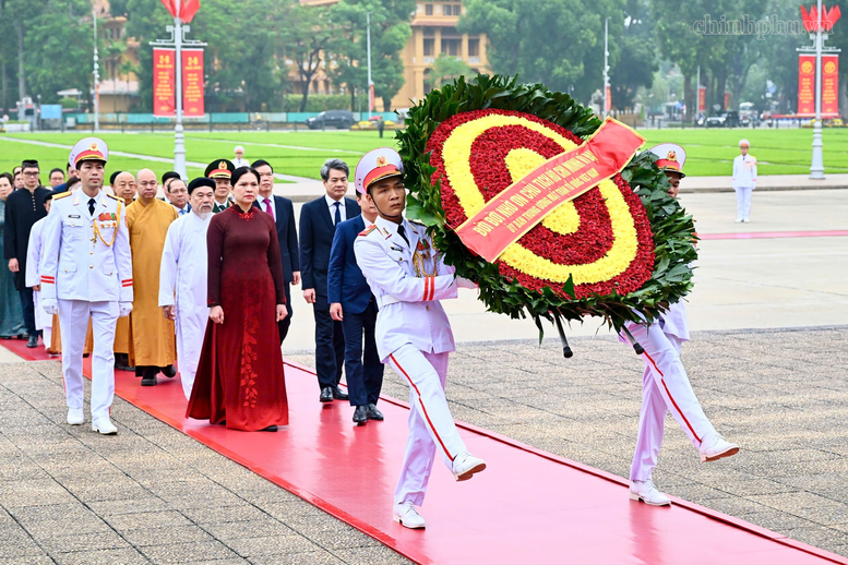 81 năm Quốc kh&aacute;nh: L&atilde;nh đạo Đảng, Nh&agrave; nước v&agrave;o Lăng viếng Chủ tịch Hồ Ch&iacute; Minh- Ảnh 3.