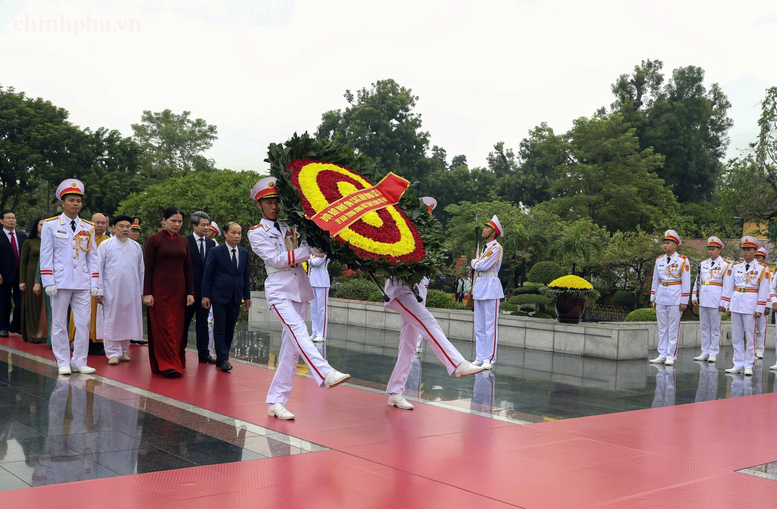81 năm Quốc kh&aacute;nh: L&atilde;nh đạo Đảng, Nh&agrave; nước v&agrave;o Lăng viếng Chủ tịch Hồ Ch&iacute; Minh- Ảnh 8.