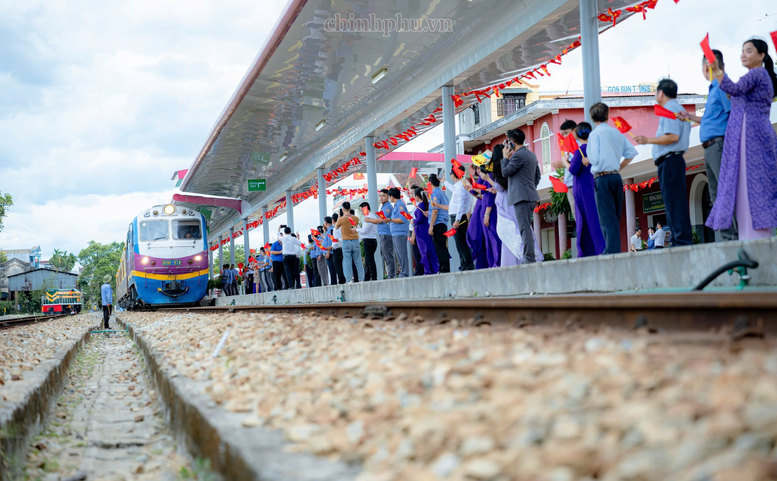 Đoàn tàu du lịch nối hai miền di sản thế giới- Ảnh 4.