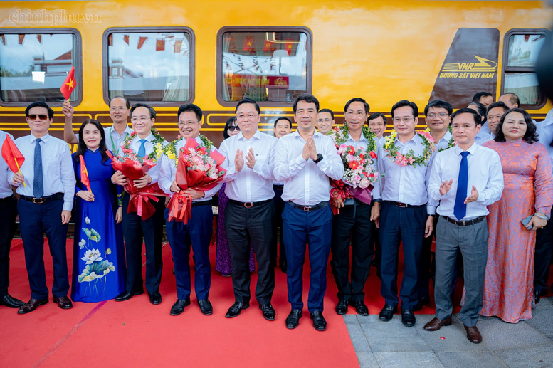 Đoàn tàu du lịch nối hai miền di sản thế giới- Ảnh 3.