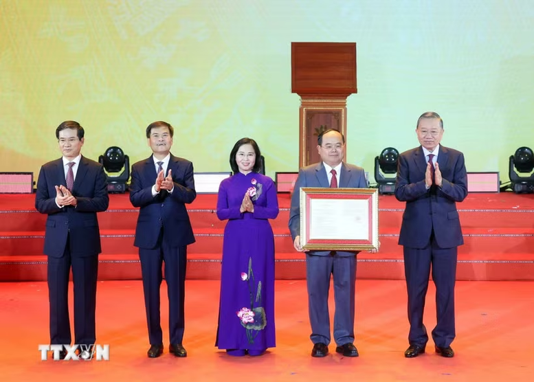 Tổng Bí thư, Chủ tịch nước Tô Lâm dự Lễ công bố thành lập thành phố Quảng Ninh và đón nhận Huân chương Lao động hạng Nhất- Ảnh 1.