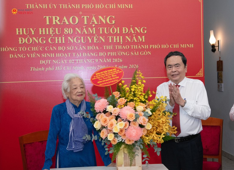 Chủ tịch Quốc hội Trần Thanh Mẫn trao Huy hiệu Đảng tặng các đồng chí lão thành cách mạng- Ảnh 4.