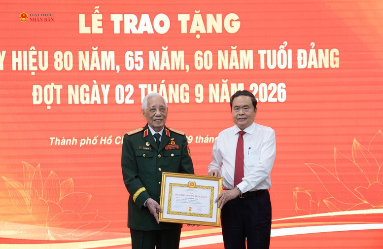 Chủ tịch Quốc hội Trần Thanh Mẫn trao Huy hiệu Đảng tặng các đồng chí lão thành cách mạng- Ảnh 1.