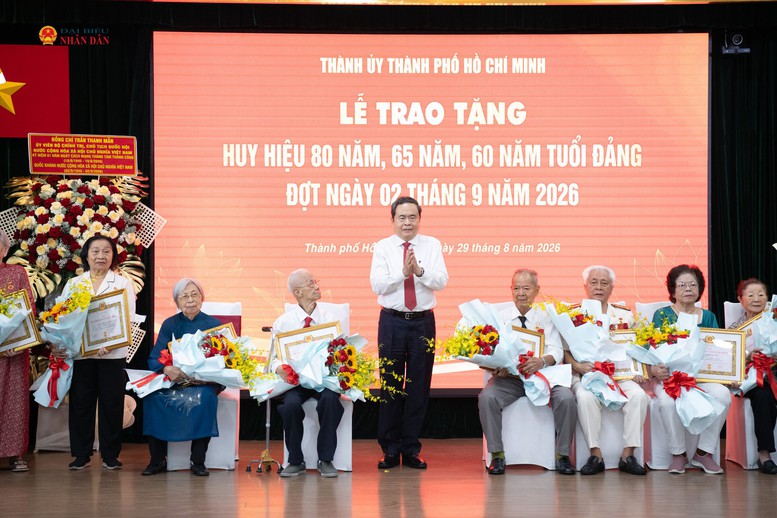 Chủ tịch Quốc hội Trần Thanh Mẫn trao Huy hiệu Đảng tặng các đồng chí lão thành cách mạng- Ảnh 2.