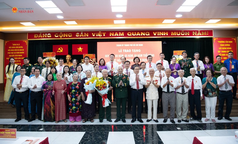 Chủ tịch Quốc hội Trần Thanh Mẫn trao Huy hiệu Đảng tặng các đồng chí lão thành cách mạng- Ảnh 3.