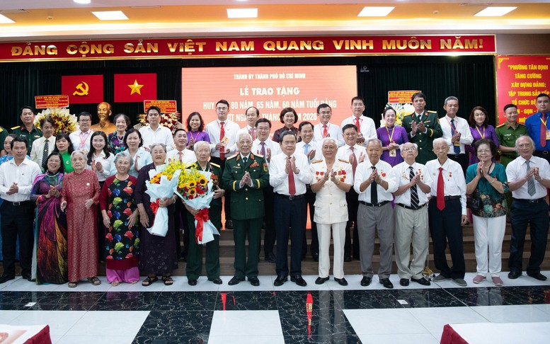 Chủ tịch Quốc hội Trần Thanh Mẫn trao Huy hiệu Đảng tặng các đồng chí lão thành cách mạng