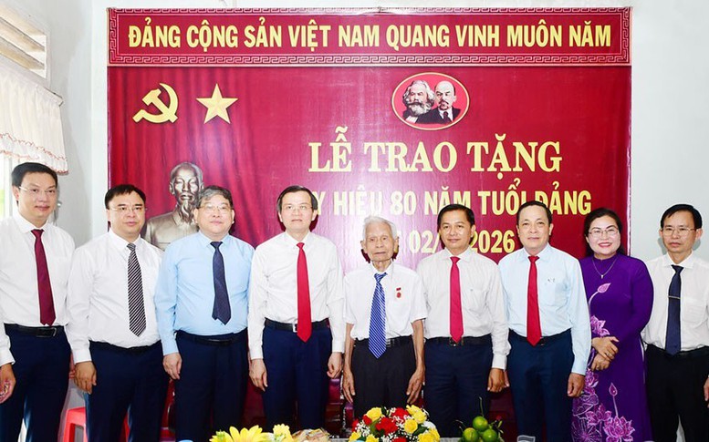Vĩnh Long: Trao Huy hiệu 80 năm tuổi Đảng cho hai đảng viên lão thành