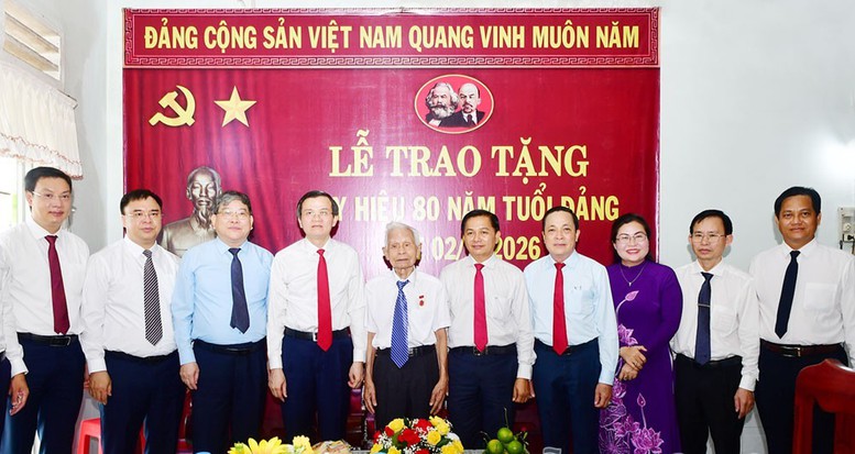 Vĩnh Long: Trao Huy hiệu 80 năm tuổi Đảng cho hai đảng viên lão thành- Ảnh 1.