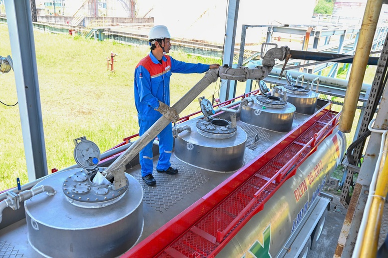 Sản xuất ethanol cho xăng E10: Nhà máy chuyển đổi nguyên liệu, hướng tới 125% công suất- Ảnh 1.