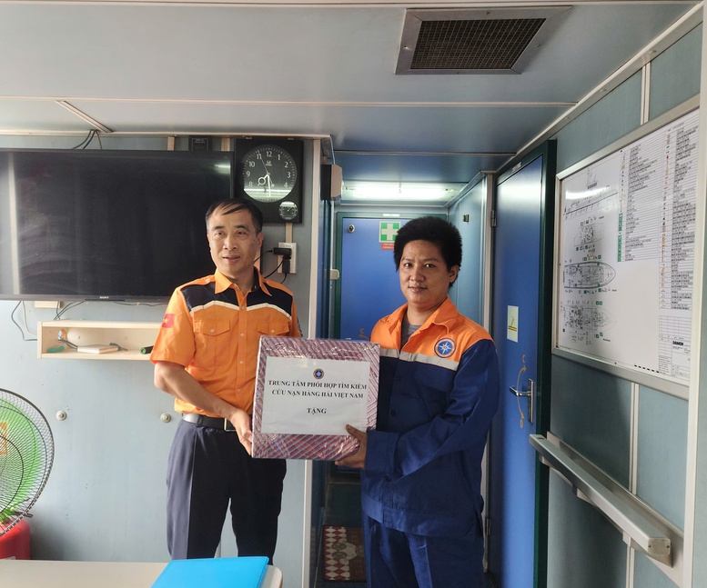 Cứu nạn thành công 30 ngư dân của tàu cá bị cháy trên vùng biển Khánh Hòa- Ảnh 2.