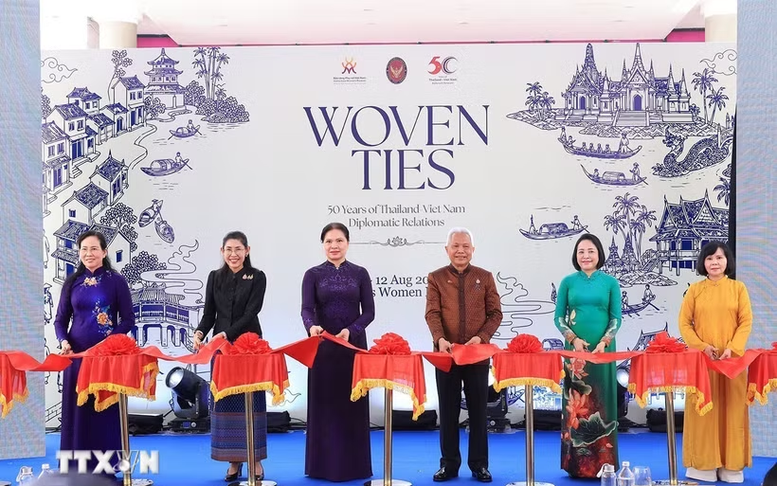 Chủ tịch Quốc hội Thái Lan dự khai mạc Triển lãm 50 năm quan hệ ngoại giao Việt Nam-Thái Lan