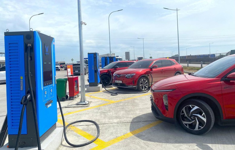 Nhiều trạm dừng nghỉ cao tốc chưa lắp hệ thống sạc điện- Ảnh 1.