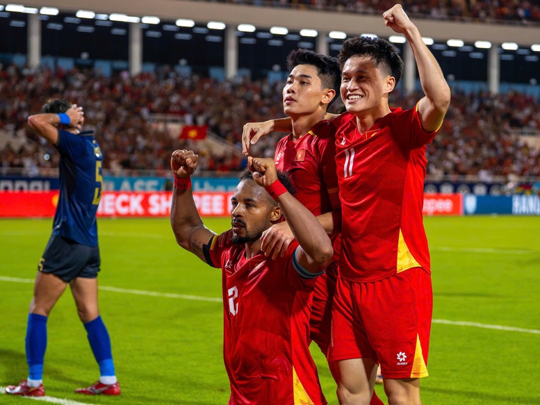 Việt Nam 3-1 Campuchia: Đình Bắc lập cú đúp bàn thắng, Đội tuyển Việt Nam giành vé vào bán kết - Ảnh 3.