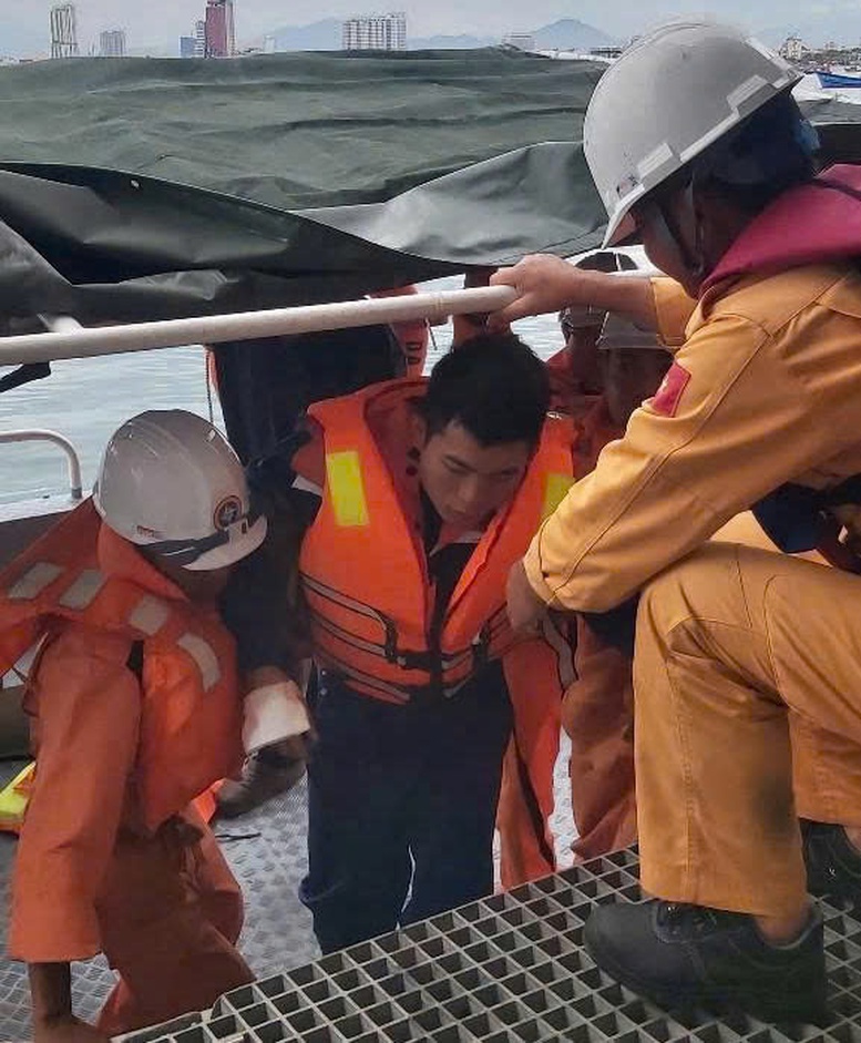 Đà Nẵng: Cứu được 2 trong số 4 người bị sóng cuốn tại Mũi Nghê- Ảnh 4.