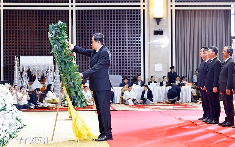 Chủ tịch Quốc hội Trần Thanh Mẫn viếng Chủ tịch Quốc hội Lào Saysomphone Phomvihane