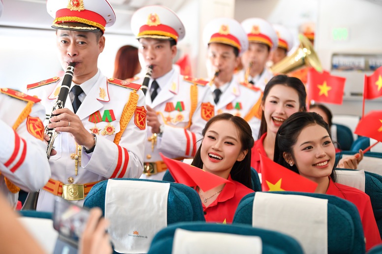 Giai điệu Quốc khánh vang lên ở độ cao 10.000 mét trên chuyến bay Vietnam Airlines- Ảnh 4.