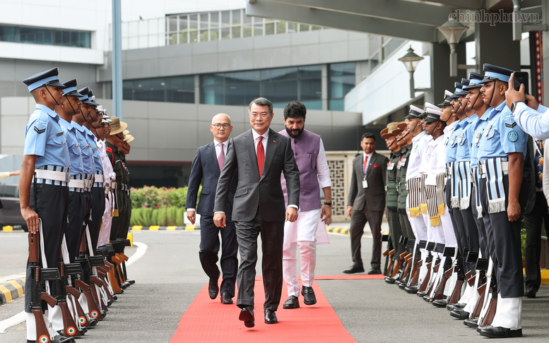 Thủ tướng tới New Delhi, bắt đầu chương trình dự Hội nghị thượng đỉnh BRICS và làm việc song phương tại Ấn Độ