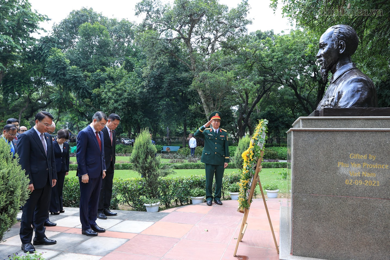 Thủ tướng Lê Minh Hưng dâng hoa tưởng niệm Chủ tịch Hồ Chí Minh tại New Delhi- Ảnh 2.