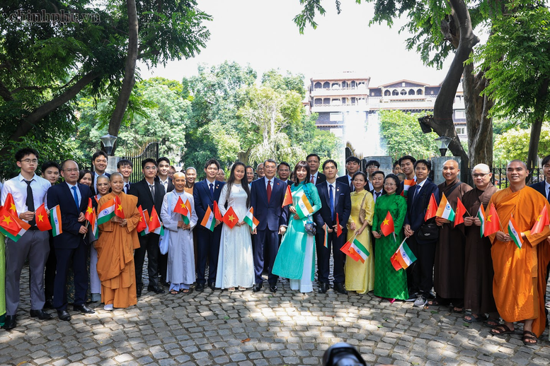 Thủ tướng Lê Minh Hưng dâng hoa tưởng niệm Chủ tịch Hồ Chí Minh tại New Delhi- Ảnh 4.