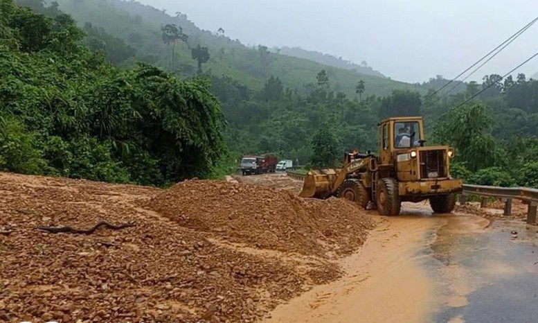 Thông xe 3 vị trí sạt lở nghiêm trọng trên đường Hồ Chí Minh qua Quảng Trị- Ảnh 1.