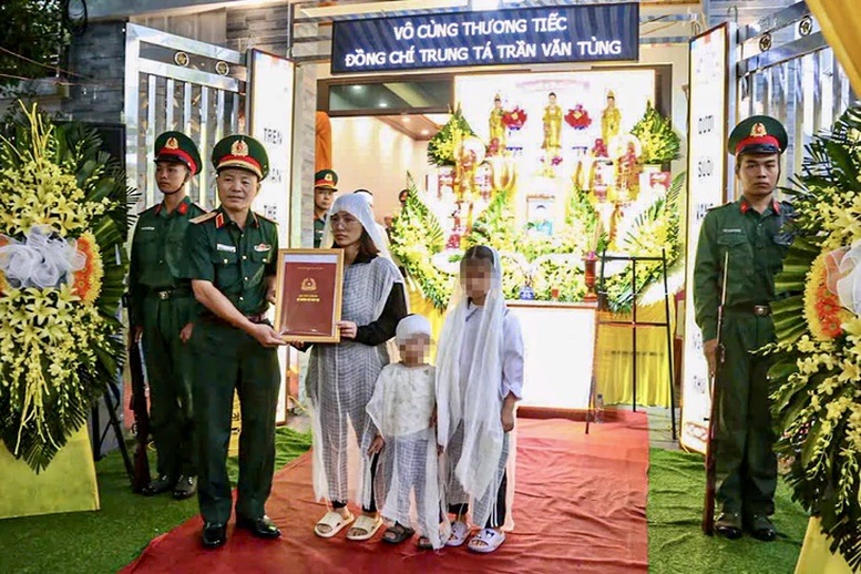 Truy thăng qu&acirc;n h&agrave;m Trung t&aacute; cho Thiếu t&aacute; Trần Văn T&ugrave;ng hy sinh khi cứu người- Ảnh 1.