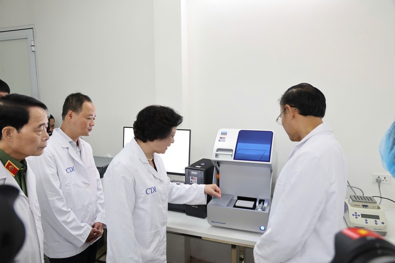 Phó Thủ tướng Phạm Thị Thanh Trà kiểm tra công tác giám định ADN, xác định danh tính hài cốt liệt sĩ- Ảnh 4.