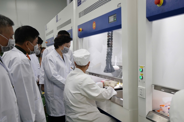 Phó Thủ tướng Phạm Thị Thanh Trà kiểm tra công tác giám định ADN, xác định danh tính hài cốt liệt sĩ- Ảnh 6.