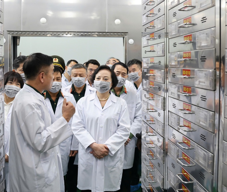 Phó Thủ tướng Phạm Thị Thanh Trà kiểm tra công tác giám định ADN, xác định danh tính hài cốt liệt sĩ- Ảnh 7.