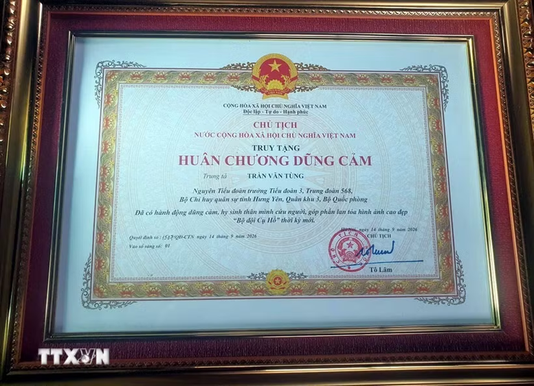 Chủ tịch nước truy tặng Huân chương Dũng cảm đối với Trung tá Trần Văn Tùng- Ảnh 1.