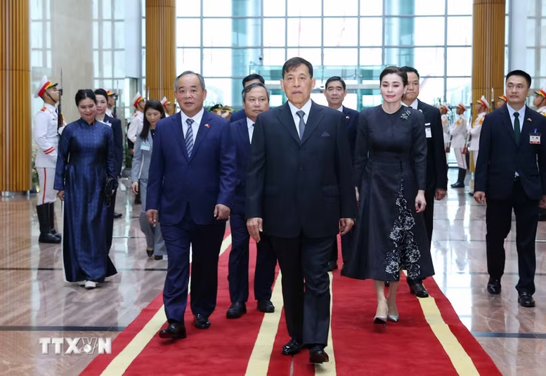 Nhà vua Vương quốc Thái Lan và Hoàng hậu đến Hà Nội, bắt đầu thăm Việt Nam- Ảnh 1.