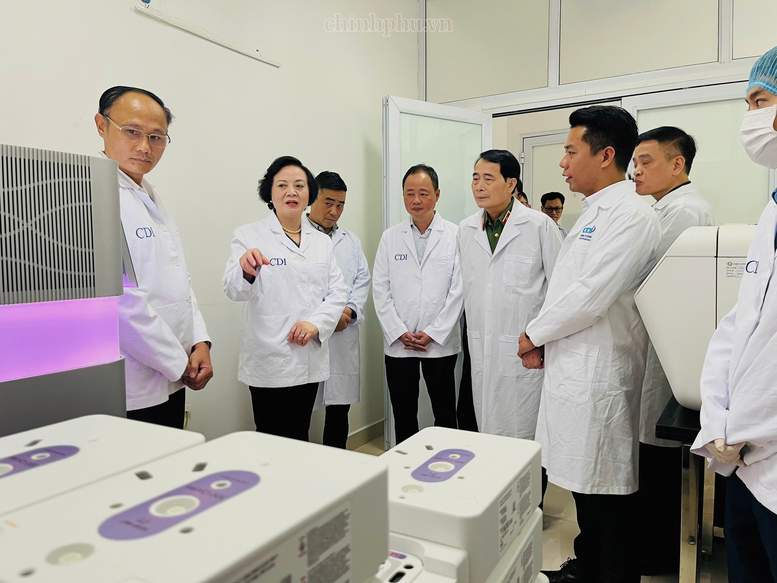 Phó Thủ tướng Phạm Thị Thanh Trà kiểm tra công tác giám định ADN, xác định danh tính hài cốt liệt sĩ- Ảnh 1.