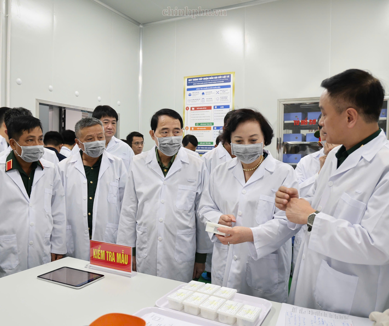 Phó Thủ tướng Phạm Thị Thanh Trà kiểm tra công tác giám định ADN, xác định danh tính hài cốt liệt sĩ- Ảnh 5.