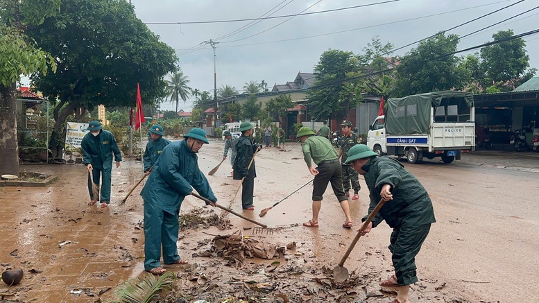 Quảng Trị: Bộ đội về từng khu dân cư giúp nhân dân dọn bùn sau lũ- Ảnh 4.