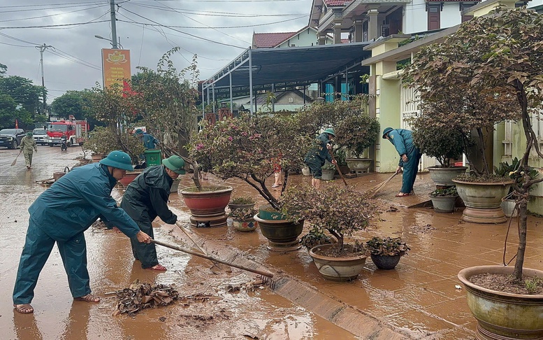 Quảng Trị: Bộ đội về từng khu dân cư giúp nhân dân dọn bùn sau lũ