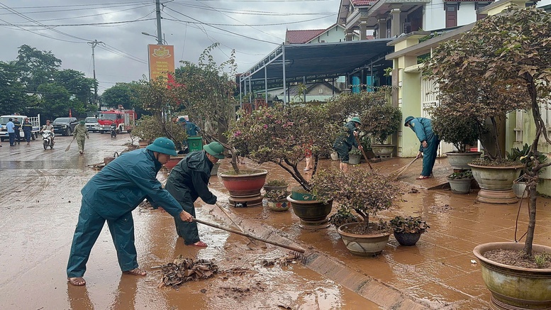Quảng Trị: Bộ đội về từng khu dân cư giúp nhân dân dọn bùn sau lũ- Ảnh 3.