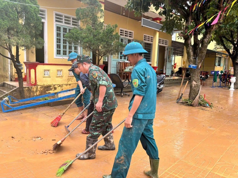 Quảng Trị: Bộ đội về từng khu dân cư giúp nhân dân dọn bùn sau lũ- Ảnh 2.
