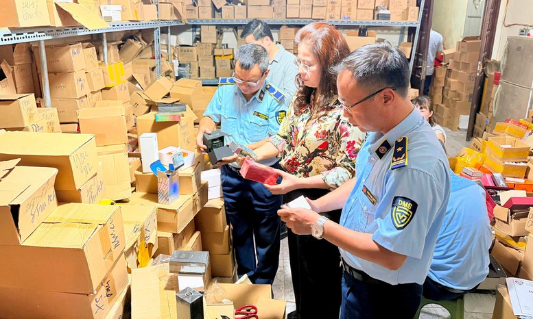 Hà Nội tăng cường siết kiểm soát hàng giả, an toàn thực phẩm trong cao điểm cuối năm- Ảnh 1.