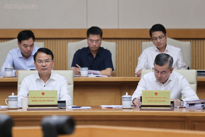 Thủ tướng: Tuyệt đối không để lợi ích cục bộ, lợi ích ngành, lợi ích nhóm chi phối chính sách- Ảnh 8.