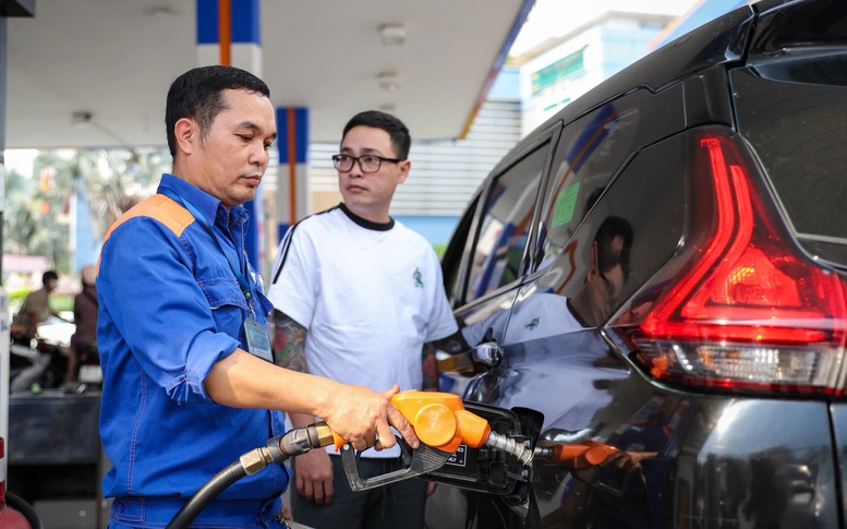 Giá xăng E10 tăng hơn 1.000 đồng/lít
