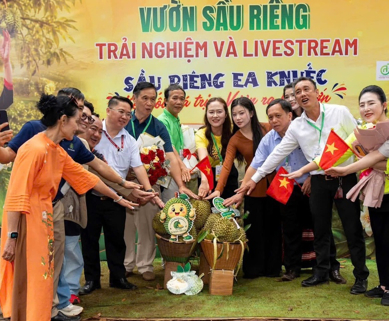 Bí thư xã cùng nông dân ‘lên sóng, chốt đơn’- Ảnh 4.