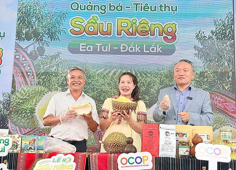 Bí thư xã cùng nông dân ‘lên sóng, chốt đơn’- Ảnh 3.